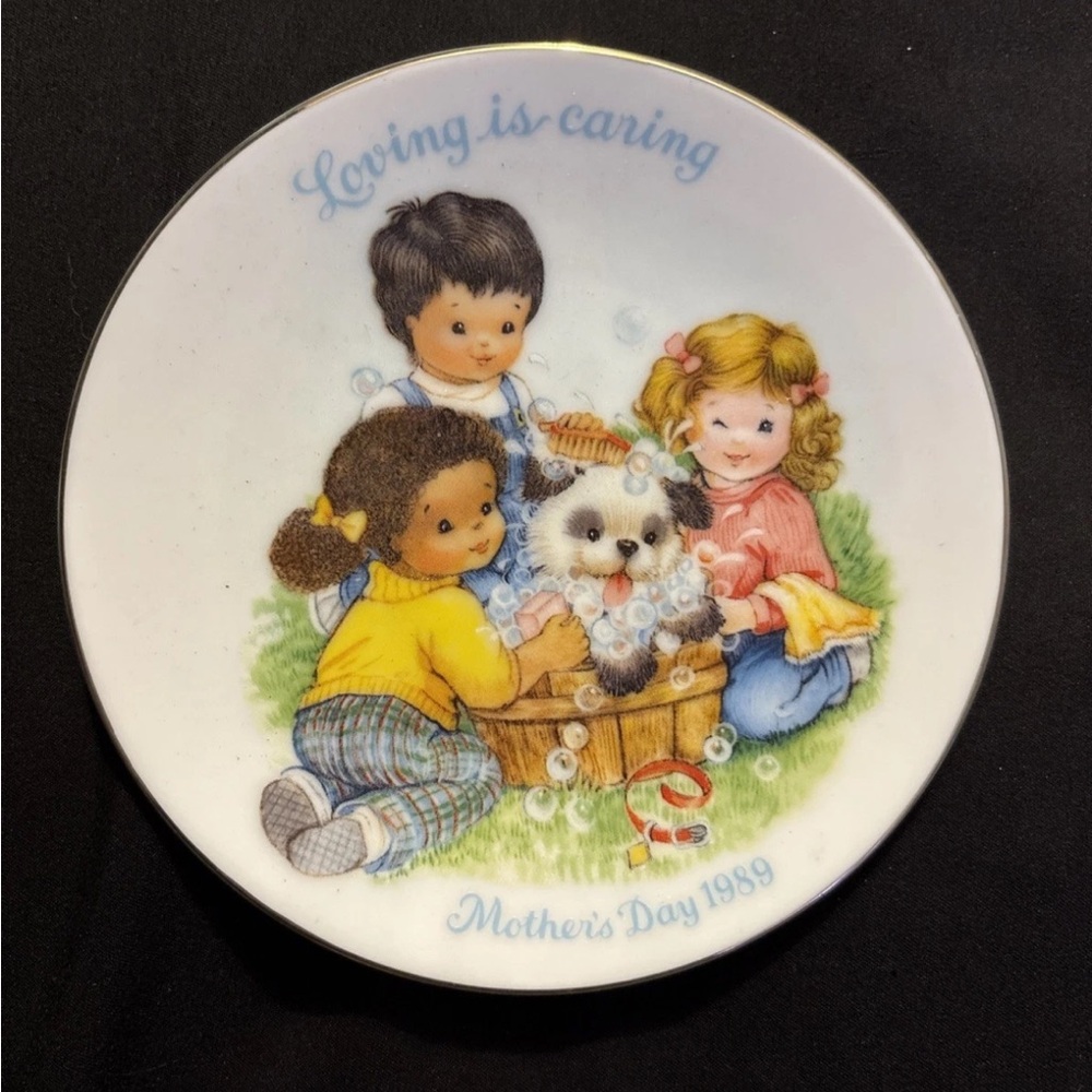 Avon 1989 Mothers Day Plate "Loving Is Caring" Collector Plate - Vintage